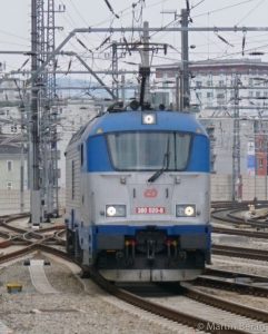 CD 380 20-8 navigates the eastern yard ladder of Linz Hbf.